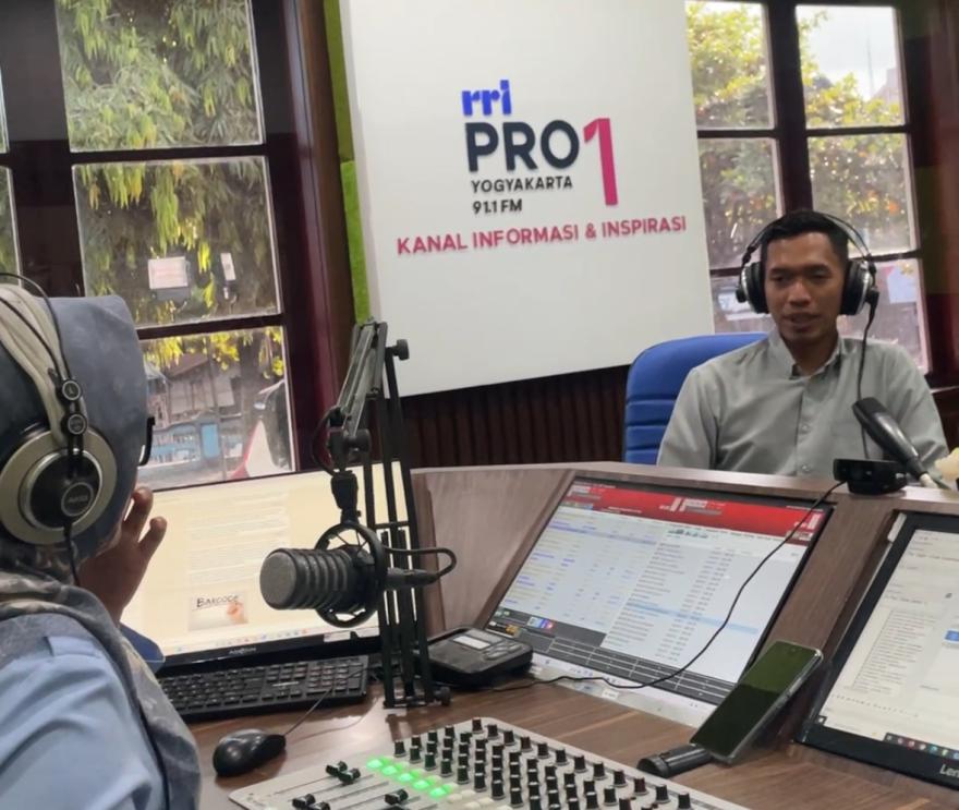 Membangun dari Akar: Lurah Guwosari Bahas Kemandirian Desa di RRI